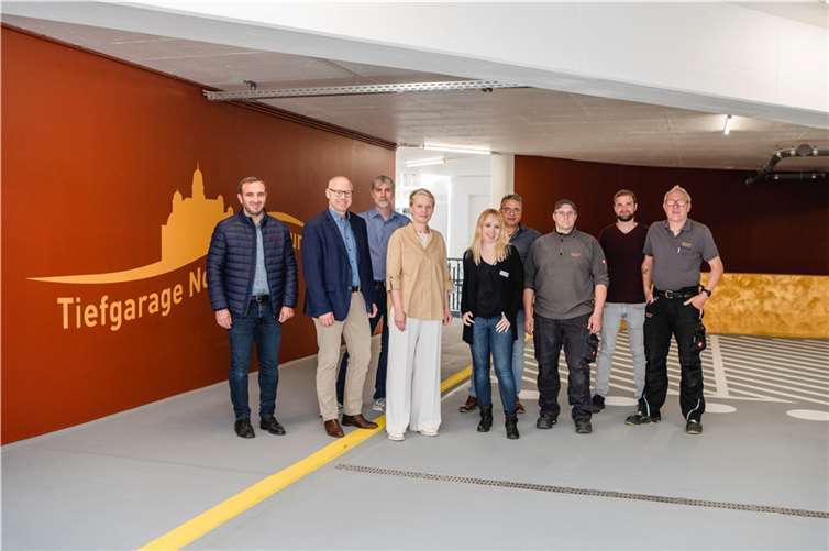 Nach der umfassenden Sanierung erstrahlt die Tiefgarage Nord im neuen Glanz. Zur Eröffnung trafen sich die Projektbeteiligten mit der Hausherrin Gabi Wieland zu einem Rundgang. (Bild: Massenberg GmbH / Fotografie Katharina Müller). Foto: privat
