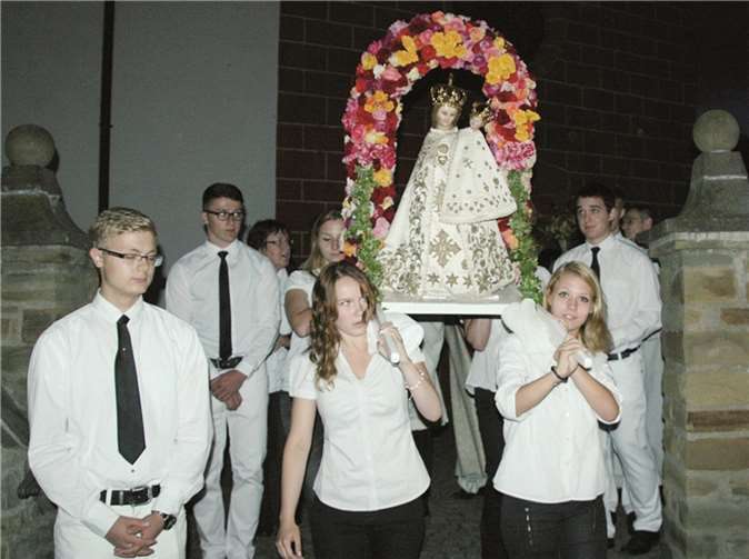 Nach der von Prälat Josef Sauerbruch zelebrierten Messe verließen die vier Jungmädchen mit der Wallfahrtsmadonna die Kirche zur Lichterprozession. DL