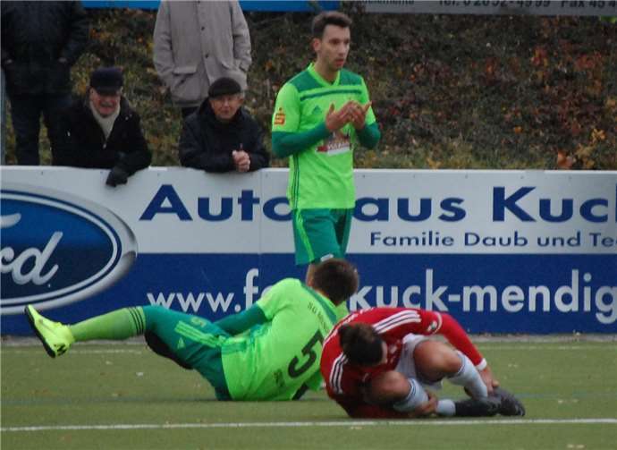 Nach dieser Aktion, bei der er auch die Gelbe Karte sah, verspürte SG-Spielertrainer Kodai Stalph ein Stechen in der Wade.