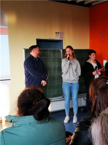 Nach drei Jahren coronabedingter Pause konnten die Schülerinnen und Schüler der Klassenstufe 8 endlich wieder die Ergebnisse ihrer Praktikumsnachbereitung Eltern und Mitschüler:innen präsentieren. Quelle: Realschule plus Puderbach