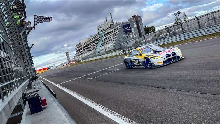 Ein Rennwochenende voller Motorsportmagie Nach drei Stunden und 86 Runden auf der Grand-Prix-Strecke überquert der siegreiche ROWE Racing BMW M4 GT3 mit Raffaele Marciello, Augusto Farfus und Jesse Krohn mit 4,467 Sekunden Vorsprung die Ziellinie. Foto: Roland Schäfges / www.myfoto24.eu