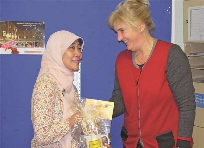Nach drei Wochen an der Barbarossaschule wird Frau Setyawati von Frau Flecken im Namen des Lehrerkollegiums verabschiedet. privat