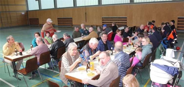 Nach dreieinhalb Stunden Arbeit traf man sich dann zu einem gemütlichen Ausklang in der Sporthalle. Jürgen Jachtenfuchs