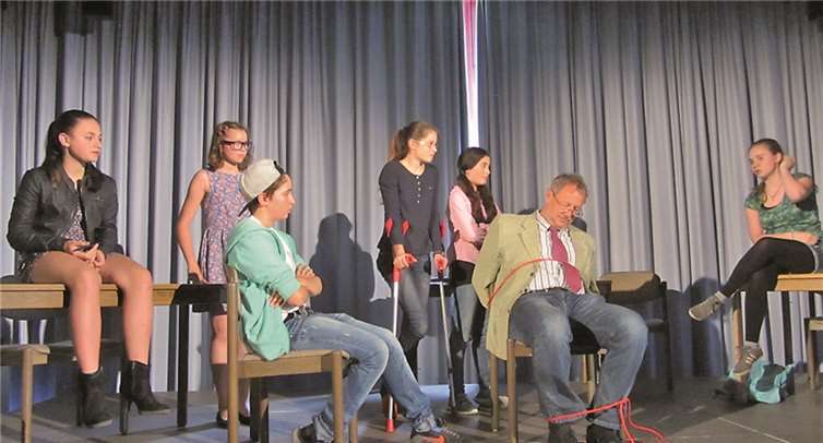 Nach dreimonatiger Arbeit konnte die Jugendtheatergruppe ihr Theaterstück endlich auf die Bühne bringen. privat