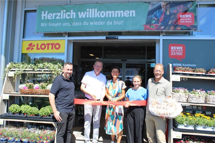 Nach dreiwöchigen Modernisierungs- und Umbaumaßnahmen steht der REWE Markt von Jörg Schäfer in Grafschaft-Ringen den Kundinnen und Kunden in neuem Glanz zur Verfügung. Große Freude herrschte darüber auch bei von links Marktmanager Michael Grimmiger, Achim Juchem (Bürgermeister der Gemeinde Grafschaft), Andrea Stenz (Regionalgeschäftsführerin IHK Koblenz), Annette Limmer (Vertriebsleiterin REWE West) und Marktinhaber Jörg Schäfer.  Foto: DU