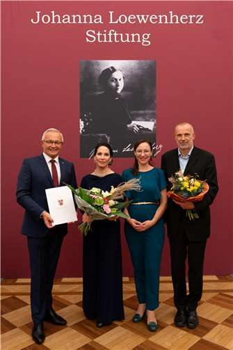 Nach eigenen Worten „überwältigt“ war die neue Loewenherz-Ehrenpreisträgern Prof. Dr. Katrin Winkler von der ihr entgegengebrachten Wertschätzung, über die sich auch Landrat Achim Hallerbach und die Gleichstellungsbeauftragte des Landkreises Neuwied, Daniela Kiefer, sehr freuten.  Foto: Martin Boden/Kreisverwaltung Neuwied.