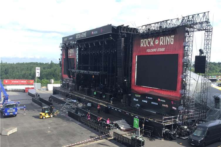 Nach einem Abbau sieht es heute Morgen nicht aus an der Vulcano Stage, eher nach einem Umbau...