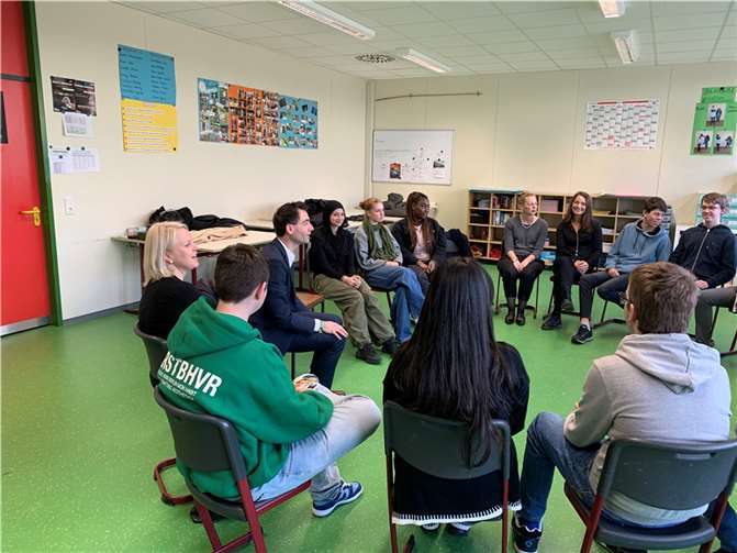 Nach einem Besuch der Klasse 10B der Hans-Dietrich-Genscher-Schule aus Wachtberg beim Landtagsabgeordneten Jonathan Grunwald in Düsseldorf, bei dem die Schülerinnen und Schüler eine Plenarsitzung miterleben durften, kam Grunwald nun seinerseits an die Schule, um dort eine Unterrichtsstunde zu leiten. Foto: privat
