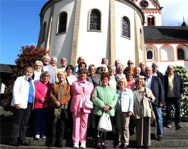 Nach einem Fototermin bei herrlichstem Herbstwetter gingen die Festteilnehmer durch die kath. Kirche und die ökumenische Tür in die evangelische Kirche. Foto: privat