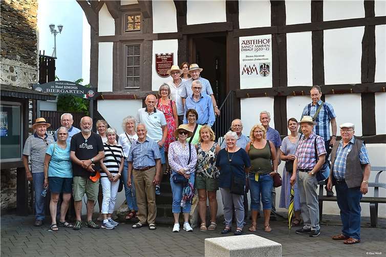 Nach einem Gang durch das alte Kobern traf man sich im Abteihof, das nachweislich älteste Fachwerkhaus in Rheinland-Pfalz, erbaut 1320-1321.. Foto: Klaus Wendt