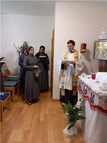 Nach einem Gottesdienst in der großen Kirche ging es in die neue konventeigene Kapelle, wo weitere kleine Gebete gesprochen wurden und die Räumlichkeiten offiziell eingesegnet wurden. Quellen: Kloster Ebernach