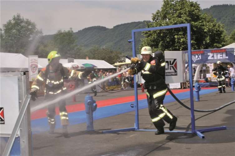 Nach einem Hindernislauf war der schnelle Brandangriff mittels C-Schlauchund Spritze durchzuführen.