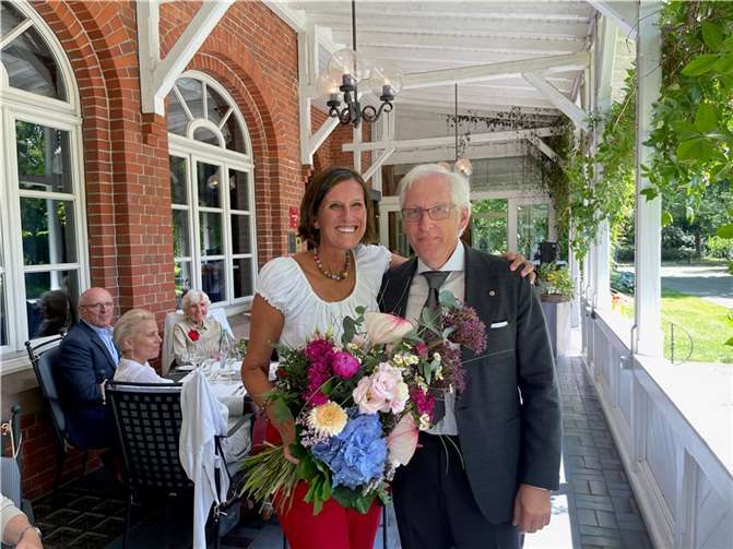 Nach einem Jahr Amtszeit übergab Sylvia Brathuhn das Präsidentenamt des Lions Club Neuwied-Andernach turnusgemäß an Kai-Uwe Ritter. Foto: Lions Club Neuwied-Andernach