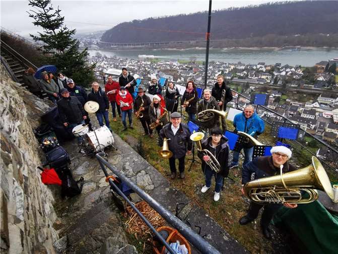 „O du fröhliche“ und „Feliz Navidad“ Nach einem Jahr Pause erschallten in diesem Jahr wieder die Weihnachtsklänge von der Edmundhütte. Foto: A.Kossmanm