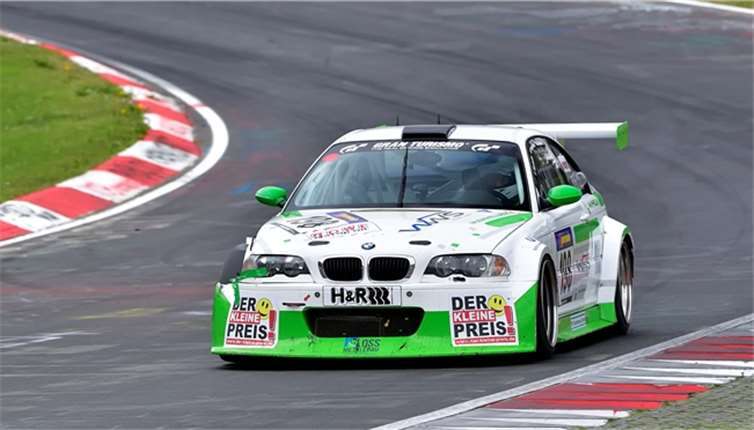 Nach einem Reifenschaden hatte sich am BMW M3 von Stefan Manheller und Oliver Frisse der rechte Kotflügel verabschiedet.BURG