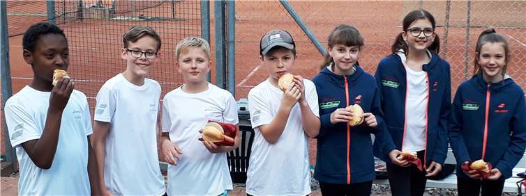 Nach einem Sieg gegen den TC Schenkelberg folgte eine Heimniederlage gegen den SC Dreikirchen. Auf dem Foto sind zu sehen von links nach rechts: Noah Höller-Müll, Jaroslav Moiss, Daniel Schreiner, Luis Gemeinder, Lina Schneider, Melissa Krüger, Mia Henke. Foto: TC Steimel