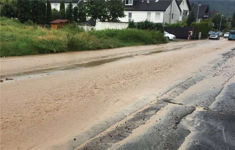 Nach einem Starkregen sah es in der Wallersstraße so aus. RÜ