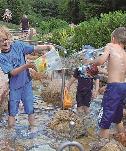 Nach einem Tag im Wasserpark Feldkirchen sind die Kleinen nicht nur zufrieden, meistens auch hundemüde.privat