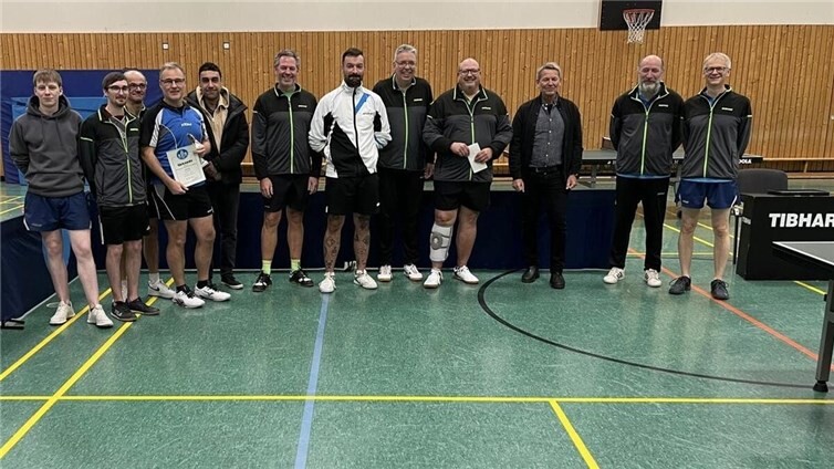 Nach einem anstrengenden und ereignisreichen Turnier wurden anschließend die Urkunden und Pokale von TT-Abteilungsleiter Bernd Ockenfels und dem zweiten Beigeordneten der Stadt, Peter Busch, überreicht. Foto: privat