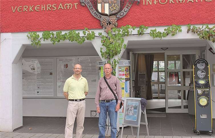 Nach einem ausführlichen Infogespräch mit dem Leiter der Tourist-Information Ferienland Cochem, Harald Bacher (l.), machte sich der Chefredakteur der Zeitschrift „Op lemen voeten“ auf den Weg über den Moselsteig.privat