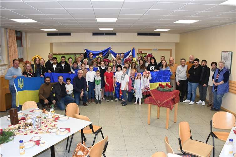 Nach einem bunten Lyrik-, Gesangs-und Instrumental-Potpourri der Kinder zur Ehre ihrer geliebten Heimat bekundeten die syrischen und türkischen Besucher ihre Solidarität mit den ukrainischen Kriegsflüchtlingen und dem Freiheitskampf ihres Volkes gegen Putins Invasion und Bombenterror: Sie zeigten sich, Schulter an Schulter mit den Ukraine-Gästen, solidarisch mit dem geschundenen Land und seinen mutigen Menschen, demonstrativ die blaugelben Nationalflaggen hochhaltend. Quelle: Integrationstreff Liebfrauen