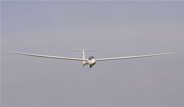 Nach einem erfolglosen Startversuch landet dieser Segelflieger mangels Aufwind wieder in Wershofen H.G. Hamann
