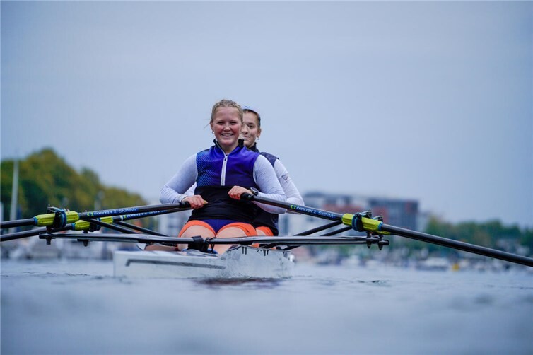 Starke Auftritte bei den Deutschen Sprintmeisterschaften  Nach einem erfolgreich bestrittenen B-Final lächeln Franziska Grochowiak (vorne) und Annika Rojan (hinten). Foto: Mareike Stölzner, RGL