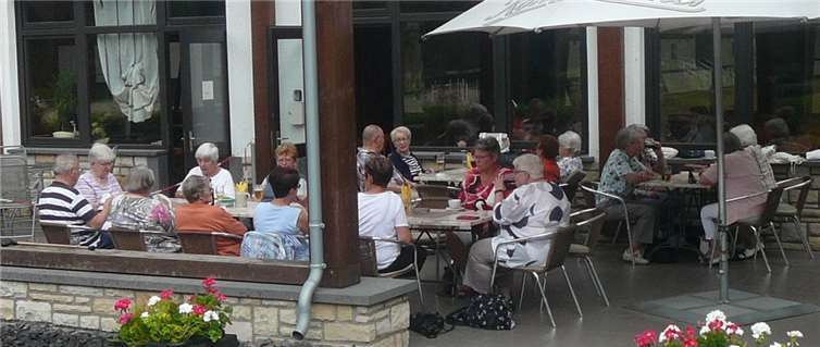 Nach einem erfrischenden Landregen genießen den Senioren ihren Grillnachmittag.W. Kempka