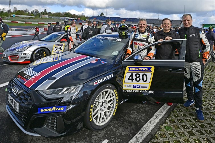 Nach einem erneuten Klassensieg schließen die beiden Mayener Piloten Jürgen und Joachim Nett die Tabelle als bestplatzierte Piloten aus der Region ab. Das Duo pilotierte auch beim letzten Rennen den neuen Audi S3 gemeinsam mit Christoph Dupré zum Erfolg.