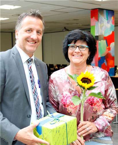 Nach einem feierlichen Dankgottesdienst und der anschließenden Feier bedankte sich das Direktorium bei den Jubilaren mit einem kleinen Präsent. Pflegedirektor Oliver Schömann mit Iris Greif, die seit zehn Jahren im Marienhaus Klinikum den Servicebereich leitet. privat