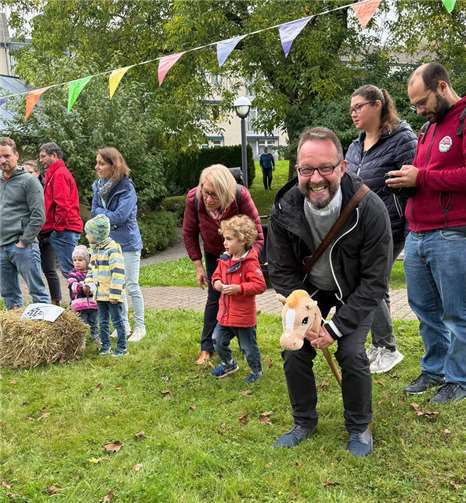 Nach einem gelungenen Wortgottesdienst in der Arzbacher Kirche ließ es sich Pater Edward Fröhling SAC nicht nehmen, bei den Generationenspielen selbst „aufs Pferd“ zu steigen. Fotos: Caritasverband WWRL/Holger Pöritzsch