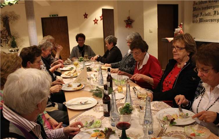 Nach einem gemeinsamen Abendessen kamen diverse Vorträge zu Gehör. privat