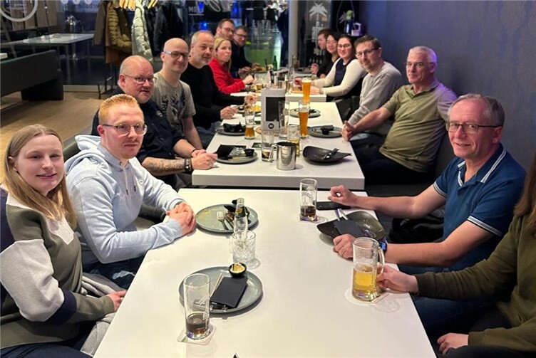 Nach einem gemeinsamen Essen besetzte man drei Bowlingbahnen.