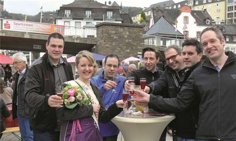 Nach einem genussreichen Bummel mit Pfirsich-Fee Annabell entlang der Marktstände ließen diese Besucher einen prickelnden Kir schmecken. TE
