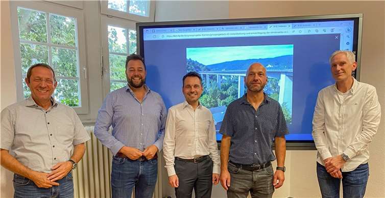 Nach einem guten Austausch und der geplanten Zusammenarbeit waren alle Beteiligten zufrieden. (v. l. n. r. Pedro Hillen, stellvertretender Fachbereichsleiter Ordnung und Verkehr Lahnstein; Oberbürgermeister der Stadt Lahnstein, Lennart Siefert; Oberbürgermeister der Stadt Koblenz, David Langner; Stefan Buchner, Teamleitung temporärer Maßnahmen des Tiefbauamtes der Stadt Koblenz; Marcus Uhrmacher, Abteilungsleiter Verwaltung des Tiefbauamtes der Stadt Koblenz).  Foto: Stadt Koblenz/ Mandy Steffens