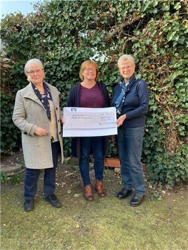 Nach einem informativen Gespräch wurde die Spende an den Verein übergeben.  Foto: Tanja Hansen