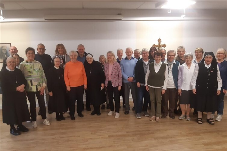 Gib dem Frieden eine Chance   Nach einem inspirierenden Fachtag unter dem Motto „Gib dem Frieden eine Chance“ kamen die Teilnehmenden, Referenten und Gastgeber im Kloster Maria Hilf in Dernbach zu einem Erinnerungsfoto zusammen. Organisiert wurde der Nachmittag von Rainer Lehmler, Referent für Gemeindecaritas beim Caritasverband Westerwald-Rhein-Lahn. Foto: Caritasverband WWRL