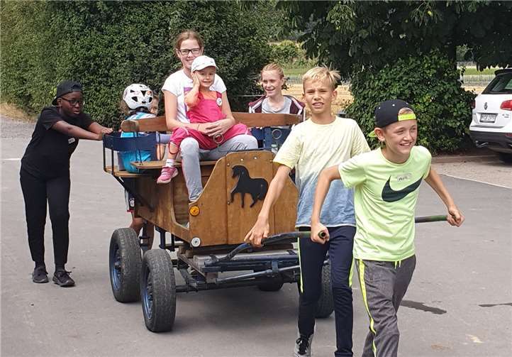 Nach einem kleinem Mittagessen machte sich der Großteil der Kids zu Fuß auf den Weg zum Distelberger Hof. Hier durften sie zu Gast sein und jeder der wollte, durfte Ponyreiten.