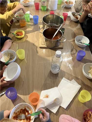 Nach einem kleinen Mittagsimbiss und allgemeinem Aufräumen waren die Vormittage unterm Strich immer recht schnell um. Foto: Gemeinde Wachrbeg