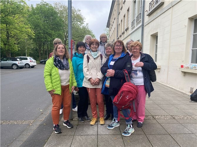 Nach einem kleinen Sektfrühstück an der Redoute begann die Stadtrundfahrt.  Foto: privat