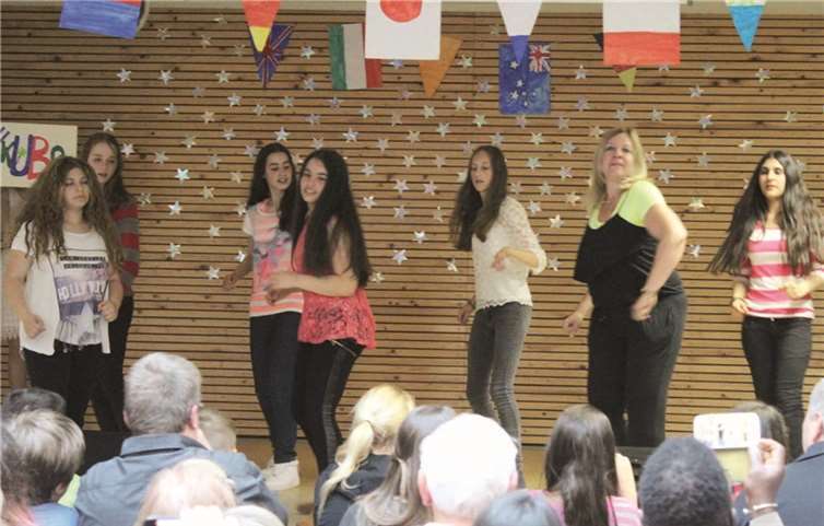 Nach einem kolumbianischen Zumba mussten sich auch die „Fluggäste“ stärken.