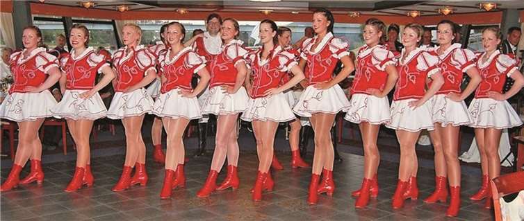 Nach einem kurzen Anlegen am Koblenzer Pegelhaus stürmte die Seniorentanzgruppe der K. K. Funken „Rot-Weiß“ 1936 aus Koblenz das Schiff.privat