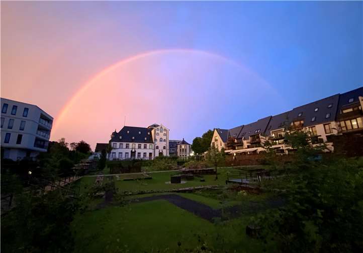 Nach einem kurzen Gewitter spannte sich ein wunderschöner Regenbogen über den historischen Garten in Andernach.