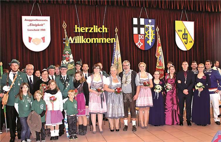 Nach einem langen Festzug zogen die Königspaare der drei „Kirmesvereine“ von Sankt Katharinen am Sonntagnachmittag zum Königsball der „Hücher Kirmes“ in den Bürgersaal ein. DL