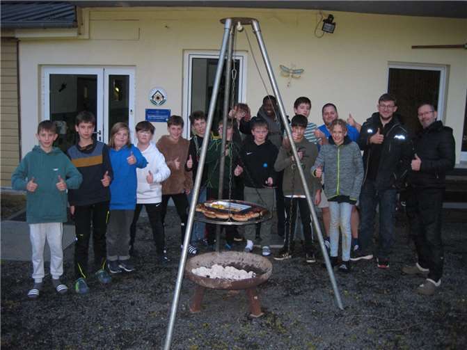 Nach einem langen Tag vor dem gut gefüllten Grill. Foto: Jugendpflege der VG Selters