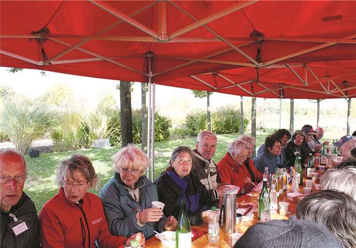 Nach einem langen Vormittag mit gärtnerischen Pflegearbeiten genossen alle das Mittagsmahl. Anna Maria Schuster