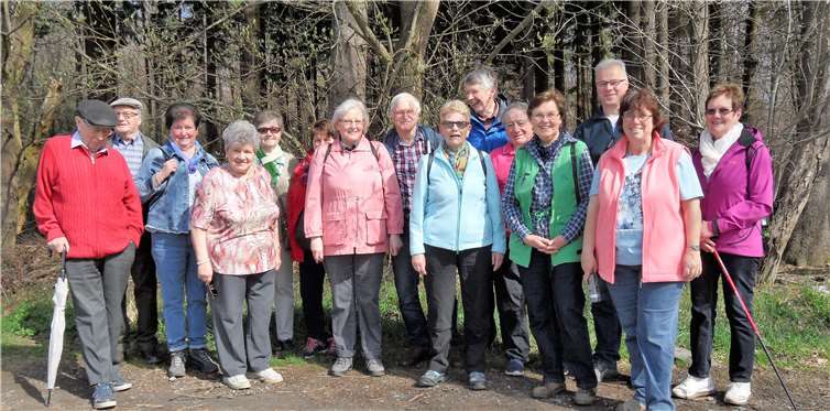 Nach einem langen Winter erfreuten sich die Aktiven der VereinigtenChorgemeinschaft Straßenhaus e. V. während ihrer Frühjahrswanderungan den saftigen Wiesen und den zarten grünen Blättern der Bäume.privat