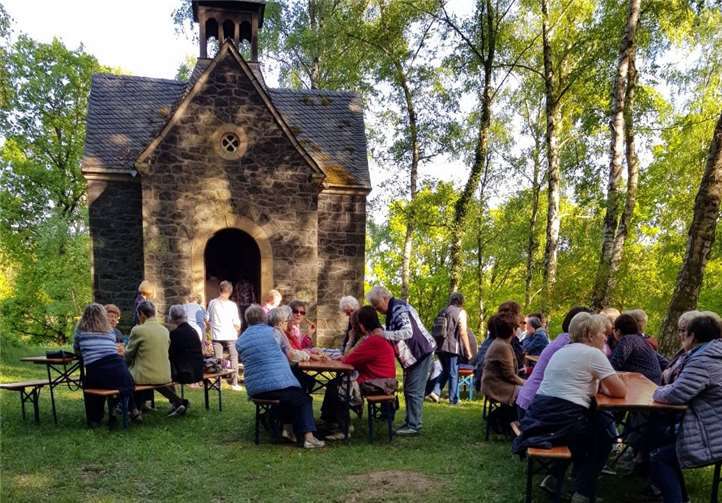 Nach einem meditativen Abendspaziergang ließ man den Abend im Grünen gemütlich ausklingen.privat
