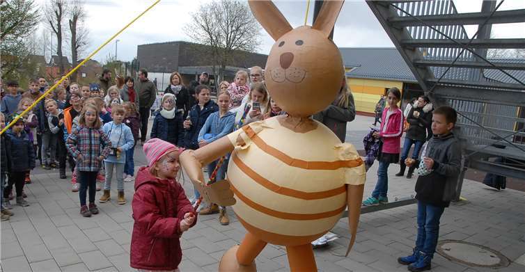 Nach einem mexikanischen Brauch wurde derPappmachee-Osterhase so lange vermöbelt, bis diedarin versteckten Süßigkeiten herauspurzelten.