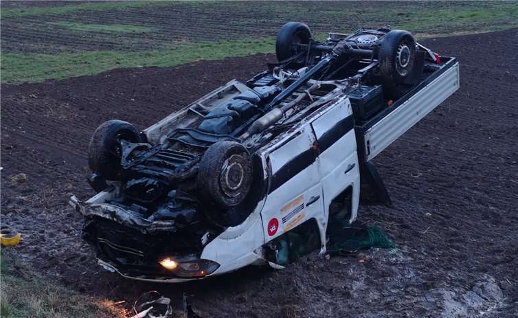Nach einem missglückten Überholvorgang kam ein Transporter von der Fahrbahn ab und überschlug sich. Foto: Polizei